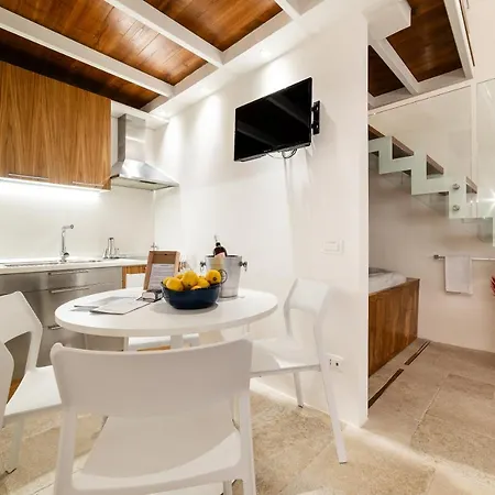 Old Court Luxury Suite&Spa By Monholiday Monopoli Exterior photo